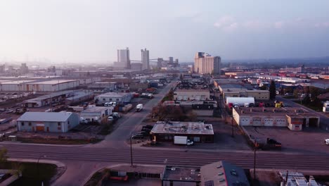 Toma-Aérea-De-Un-Dron-De-La-Zona-Industrial-De-Calgary-Con-Las-Instalaciones-De-Molienda-De-Adm-Al-Fondo