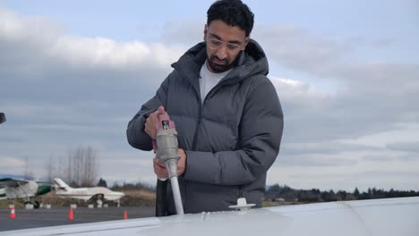 Retrato-Del-Hombre-Alimentando-El-Ala-De-Un-Avión-Slomo