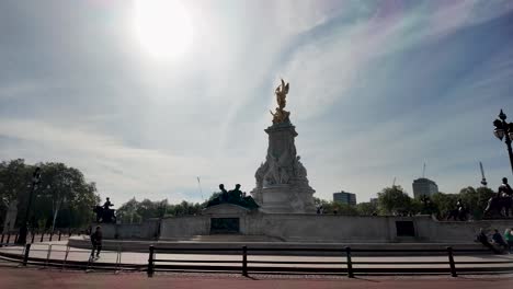 Observando-El-Victoria-Memorial-Situado-Antes-Del-Palacio-De-Buckingham-En-Londres,-Inglaterra,-Esta-Vista-Encarna-El-Concepto-De-Grandeza-Histórica-Y-Legado-Cultural.