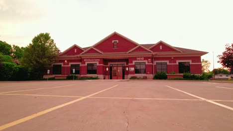 Edificio-Nch-Breast-Center-En-Arlington-Heights,-Illinois,-Con-Una-Fachada-De-Ladrillo-Rojo-Y-Un-Cielo-Despejado-Al-Fondo