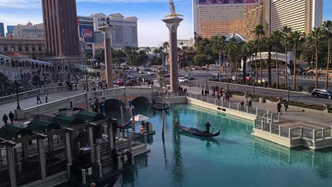 Las-Vegas,-USA,-Venetian-Lake-Mit-Gondel-Und-Strip-Verkehr-Am-Abend