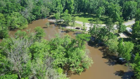 Überschwemmungsgebiet-Eines-Flusses-In-Florida,-Das-Einen-Parkplatz-Bedeckt