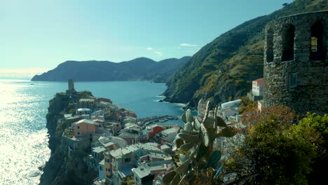 Küstendorf-Cinque-Terre-Vernazza,-Meer,-Himmel,-Sonne,-Kirche,-Italien,-Urlaub,-Tourismus,-Erkundung,-Wandern,-Kaktus,-Sukkulenten,-Turm