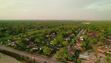 Vista-Aérea-De-Arlington-Heights,-Illinois,-Destacando-Los-Exuberantes-Barrios-Verdes-Y-Las-Carreteras-Principales.