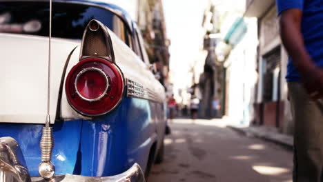 Detail-Clip-Eines-Oldtimers-Auf-Der-Straße-In-Havanna,-Der-Rest-Der-Straße-Ist-Absichtlich-Unscharf