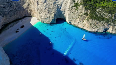 Naufragio-En-La-Playa-De-Navagio-En-La-Costa-De-Zakynthos,-Islas-Jónicas-De-Grecia