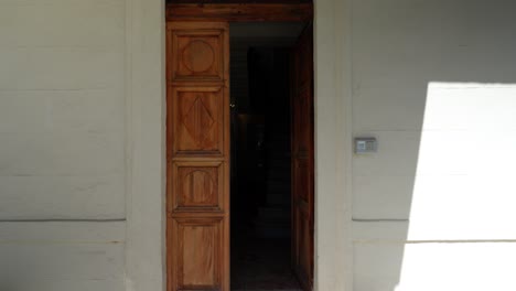 Tiro-Lento-Con-Plataforma-Rodante-Hacia-Una-Puerta-De-Madera-Entreabierta-De-Una-Villa-En-Montpellier.