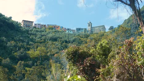 Oberhalb-Von-Vernazza,-Cinque-Terre-Eine-Atemberaubende-Luftaufnahme-Des-Küstendorfes-Eingebettet-In-Die-Schroffen-Klippen