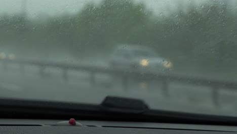 Auto-POV,-Fahrt-Im-Regen-Auf-Der-Autobahn-Mit-Autoscheinwerfern-Und-Sich-In-Zeitlupe-Bewegenden-Außenspiegeln
