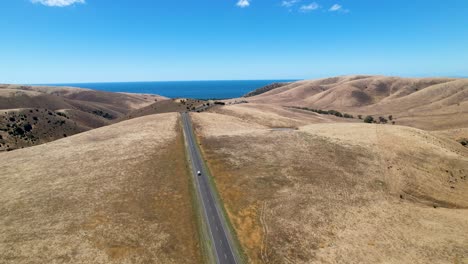 Imágenes-De-4.000-Drones-De-Una-Caravana-Conduciendo-A-Lo-Largo-De-Una-Larga-Recta-En-La-Península-De-Fleurieu,-En-El-Sur-De-Australia