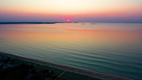 Sonnenuntergang-über-Strandhäusern-Mit-Farbenfrohen-Spiegelungen-Der-Meereswellen-Und-Ferienhäusern-Entlang-Der-Atlantikküste-Von-Neuengland