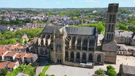 Cathedral-of-Saint-Etienne-and-Sainte-Marie-de-la-Regle-Abbey,-Limoges-in-France