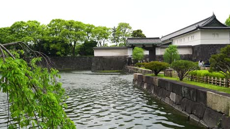 Graben-Um-Den-Kaiserpalast-Von-Tokio-An-Einem-Bewölkten-Sommertag