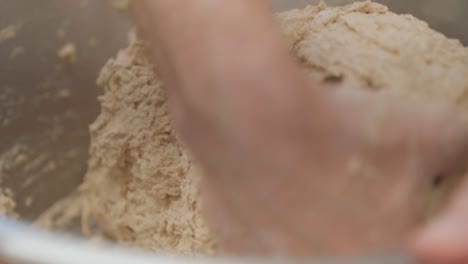 Sauerteigbrotteig-Kneten-In-Einer-Schüssel,-Nahaufnahme-Auf-Den-Händen