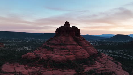 Bell-Rock---Bekannter-Glockenförmiger-Felsbrocken-Bei-Sonnenuntergang-In-Der-Nähe-Des-Dorfes-Oak-Creek-In-Arizona,-USA