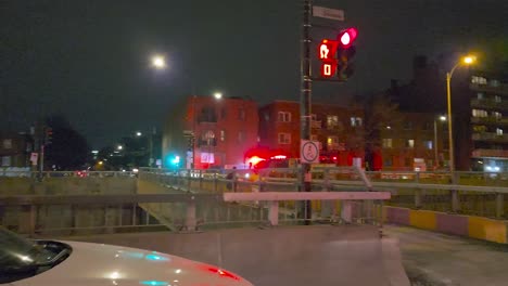 Feuerwehrauto-Rast-Nachts-Die-Stadtstraße-Entlang,-Um-Auf-Einen-Notfall-Zu-Reagieren