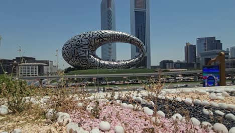Ein-Atemberaubender-Blick-Auf-Dubais-Museum-Der-Zukunft,-Zusammen-Mit-Der-Sheikh-Zayed-Road-Und-Dem-Stadtverkehr