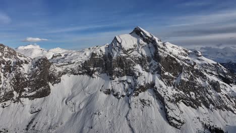 Luftaufnahme-Des-Winterlichen-Panoramas-Des-Fronalpstock,-Einem-Großen-Gipfel-In-Den-Glarner-Alpen,-östlich-Von-Glarus-Im-Kanton-Glarus,-Schweiz