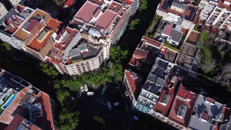 Denso-Barrio-De-Barcelona-Que-Muestra-Edificios-Muy-Apretados-Y-Calles-Estrechas,-Vista-Aérea