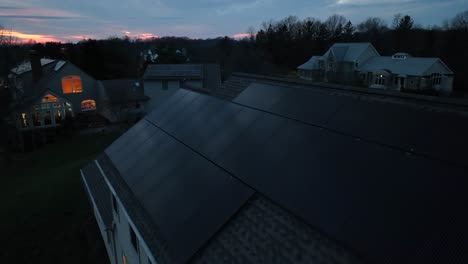 Sonnenkollektoren-Auf-Einem-Amerikanischen-Haus-In-Der-Nacht