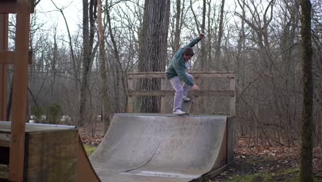 Truco-En-Cámara-Lenta-En-Un-Halfpipe-En-Un-Patio-Trasero