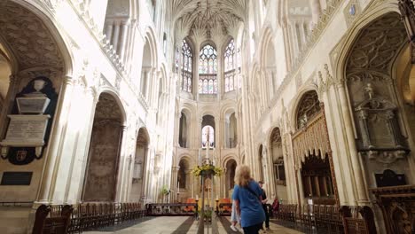 Las-Visitantes-Exploran-El-Magnífico-Interior-De-La-Catedral-De-Norwich.