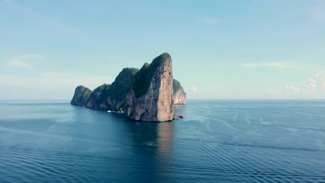 World-Famous-Maya-Bay-Cliff-Face-on-the-Horizon