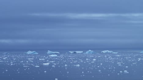 Antarktis-Landschaft-Mit-Eisbergen-Und-Eis-Auf-Der-Antarktischen-Halbinsel-In-Einer-Endlosen,-Dramatischen-Landschaft,-Wunderschöne-Meereslandschaft-Mit-Großen,-Ungewöhnlichen-Formen-In-Einer-Blauen-Winterküstenszene