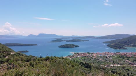 Ein-Paar-Steht-Auf-Einem-Hügel-Mit-Blick-Auf-Die-Küstensehenswürdigkeiten-Von-Nidri,-Griechenland