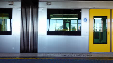Sydney-S-Bahn-Verlässt-Circular-Quay-Station-Und-Spiegelt-Die-Harbour-Bridge