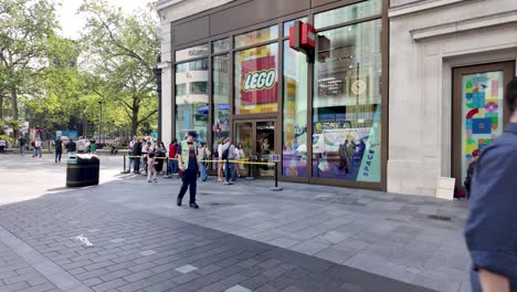 Besucher,-Die-Schlange-Stehen,-Um-In-Den-Lego-Store-Zu-Gelangen,-Verkörpern-Die-Vorfreude-Und-Aufregung-Auf-Ein-Spielerisches-Und-Umfassendes-Erlebnis