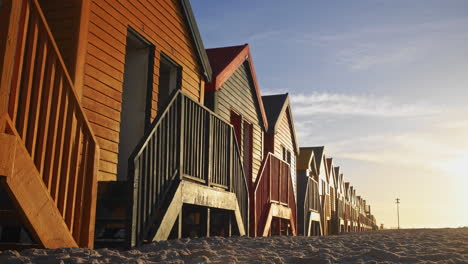 Cabañas-De-Playa-De-Muizenberg-Durante-El-Amanecer---Toma-Panorámica-Lenta