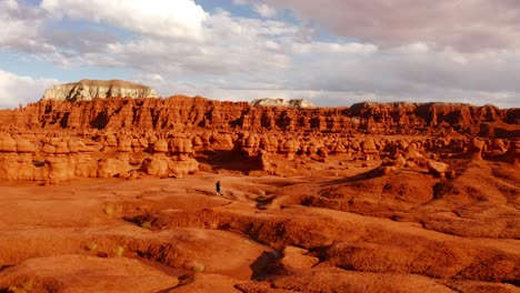 Desierto-De-Utah-Parque-Estatal-Del-Valle-Del-Duende-Mujer-Caminando-Con-Un-Dron
