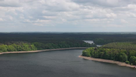 Eine-Atemberaubende-Luftaufnahme-Eines-Ruhigen-Sees,-Umgeben-Von-üppigen-Grünen-Wäldern