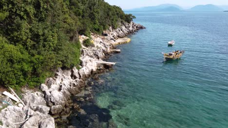 Luftlandschaft-Der-Küste-Von-Afteli-Mit-Ruhigem-Wasser-Und-Booten,-Lefkada,-Griechenland