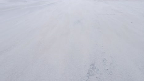 Blick-Auf-Den-Weißen-Sandstrand-Während-Eines-Wilden-Und-Windigen-Sandsturms-Mit-Sandströmen,-Die-über-Die-Oberfläche-Am-West-Beach-In-Berneray,-Äußere-Hebriden-Im-Westen-Schottlands,-Großbritannien,-Fliegen-Und-Sich-Bewegen