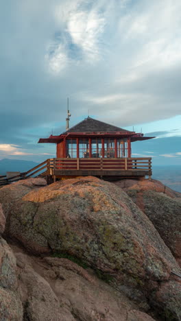 Timelapse-Vertical-De-4k,-Nubes-Moviéndose-Sobre-La-Estación-De-Vigilancia-De-Incendios-De-Devil&#39;s-Head,-Bosque-Nacional-Pike,-Montañas-Rocosas,-Colorado,-EE.UU.