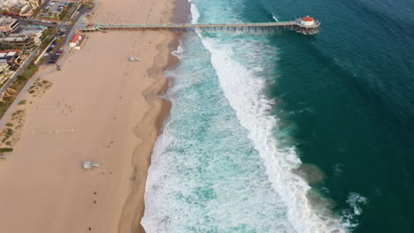 Langer-Sandstrand-Mit-Schäumenden-Wellen-Am-Manhattan-Beach-Pier,-Kalifornien,-USA