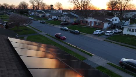 La-Luz-Del-Atardecer-Se-Refleja-En-El-Panel-Solar-Del-Techo-En-El-Barrio-Americano.