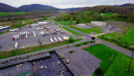 Luftaufnahme-Eines-Belebten-Truckstops-In-Milesburg,-PA-Mit-Sattelschleppern-Und-Anhängern