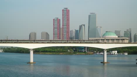 Züge,-Die-über-Die-Dangsan-Eisenbahnbrücke-Fahren,-überqueren-Den-Han-Fluss-In-Seoul,-Südkorea