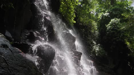 Cascada-Kanto-Lampo-Bellamente-Iluminada-En-Bali,-Indonesia