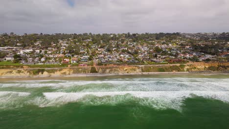 Olas-Rompiendo-En-La-Ciudad-Costera-De-Del-Mar-En-El-Condado-De-San-Diego,-California,-Estados-Unidos.