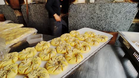 Awesome-view-of-fresh-cooked-tandoor-bread-x,-Tashkent,-Uzbekistan