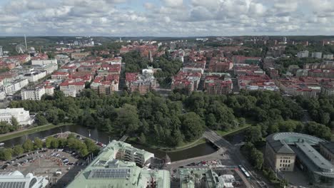 Paso-Elevado-Del-Centro-Hacia-El-Canal-Del-Puerto-En-La-Ciudad-De-Gotemburgo,-Suecia