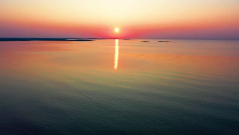 Die-Farben-Des-Sonnenuntergangs-Spiegeln-Sich-In-Den-Meereswellen-Entlang-Der-Küste