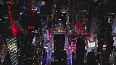 NYC-New-York-Luftaufnahme-V311-Vogelperspektive-Drohnenüberflug-über-Midtown-Manhattan,-Erfassung-Der-Beleuchteten-Nächtlichen-Stadtlandschaft-Mit-Dem-Von-Wolkenkratzern-Umgebenen-Times-Square-–-Aufgenommen-Mit-Inspire-3-8k-–-September-2023