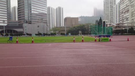 Día-Lluvioso-En-Terrenos-Deportivos,-Parque-Deportivo-Kwai-Chung-Cerca-De-Hong-Kong,-En-Día-Lluvioso