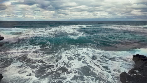 Eine-Nahaufnahme-Der-Wellen,-Die-Gegen-Die-Felsige-Küste-Zyperns-Krachen