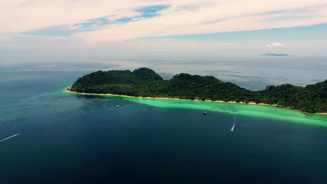 Imágenes-Cinematográficas-De-4.000-Drones-De-Naturaleza-De-Una-Vista-Aérea-Panorámica-De-Las-Hermosas-Playas-E-Islas-Que-Rodean-La-Isla-De-Koh-Lanta-En-Krabi,-Sur-De-Tailandia,-En-Un-Día-Soleado
